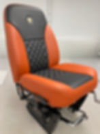 Un élégant siège en cuir noir et orange avec un dossier noir assorti, parfait pour ajouter une touch
