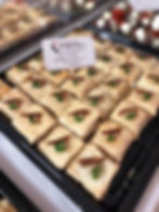 Plateau de pâtisseries garnies d'anchois et de persil.
