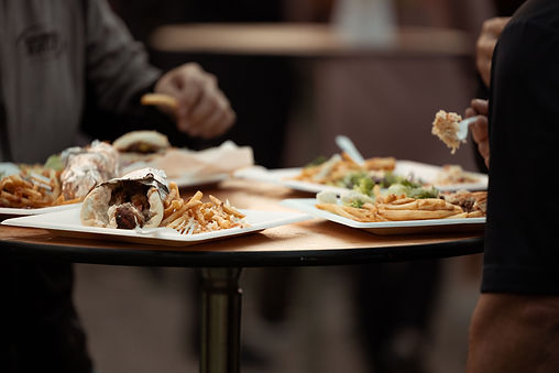 Une table à manger dressée avec un assortiment d'aliments appétissants