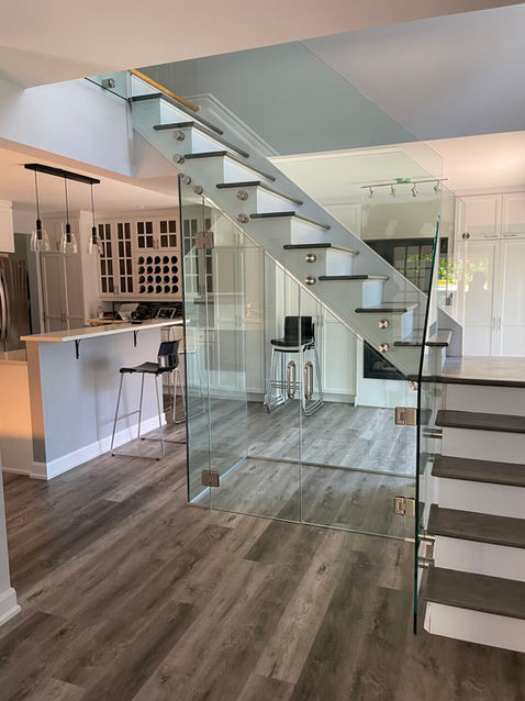 Rampe d'accès pour fauteuil roulant pour les escaliers d'une maison.