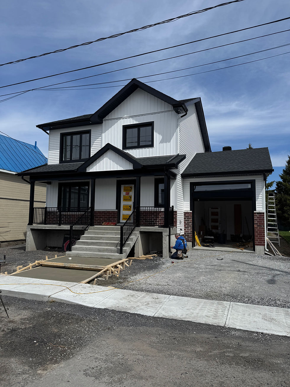 Extérieur de maison moderne avec travaux d'installation de gouttières en cours