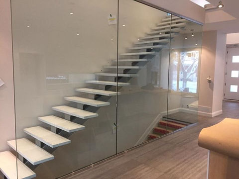Maison accessible aux fauteuils roulants avec une rampe d'escalier.