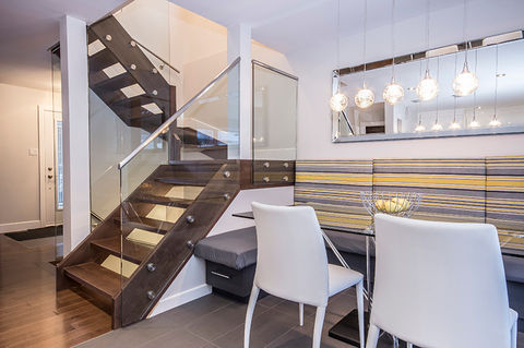 Rampe d'escalier extérieure pour une maison.