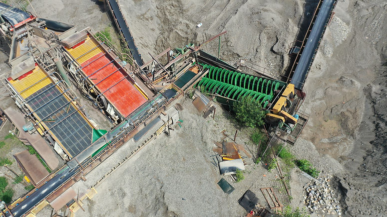 Aggregate washing and screening plant producing clean sand and gravel materials for construction projects