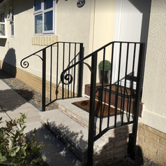 Small railings up two stairs.PNG