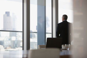 TEPEDE YALNIZ? LİDERLERİN GÖRÜNMEYEN YÜKÜ