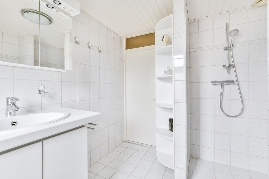 full-white-bathroom-with-bathroom-shelves-2021-12-09-14-14-56-utc.jpg