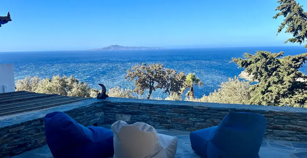 Terrasse maison grecque vue sur la mer Egee A andros 