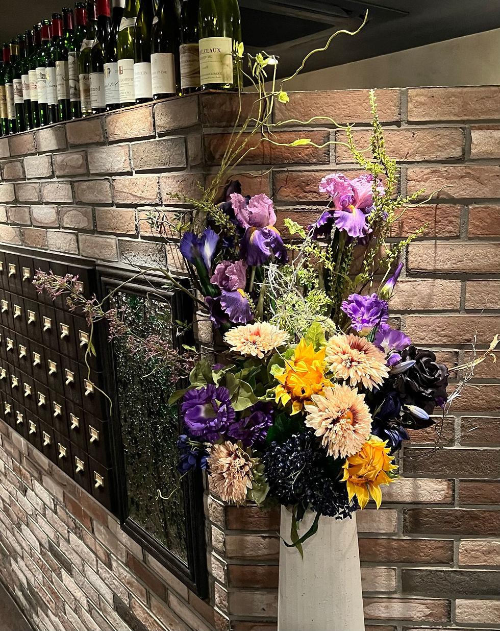 飲食店の様な店舗のメインルームでの造花レンタル装飾