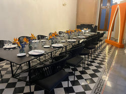 MESA MARMOL NEGRO CON SILLAS TEJIDAS