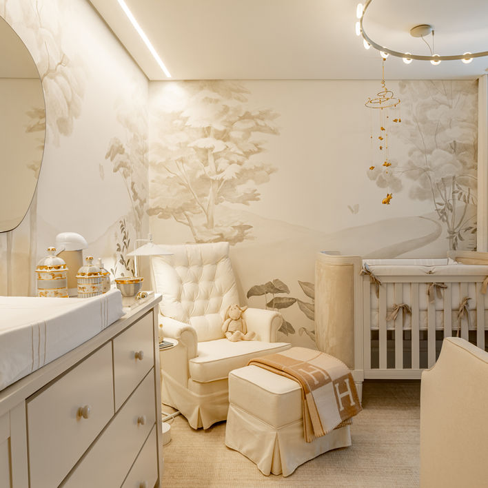 Quarto de bebê com cômoda, berço e cadeira decorados; Quarto Bebê Enrico - São Paulo