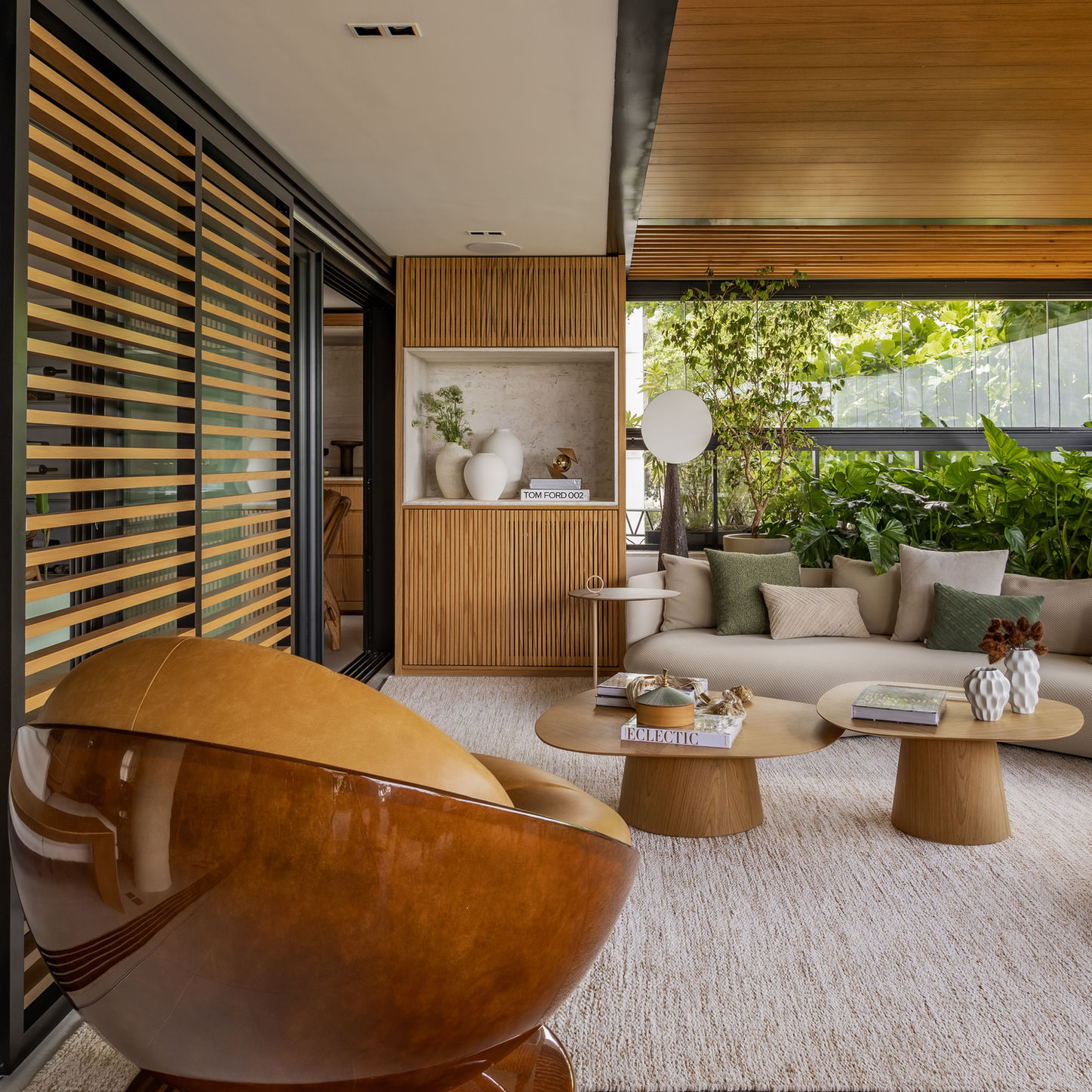 Sala de estar moderna com móveis de madeira e decoração clean, aconchegante.