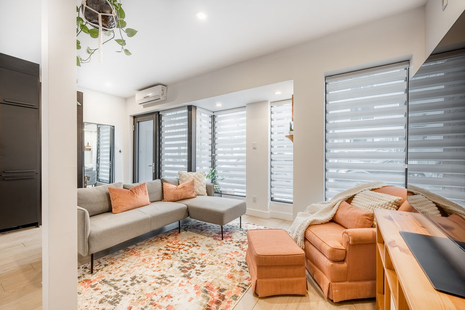 Un beau salon lumineux sur le plateau Mont-Royal a Montréal