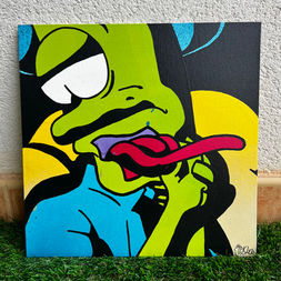 Gemaltes Cartoon-Gesicht mit Zunge herausgestreckt, blaue Kleidung und gelbem Hintergrund.