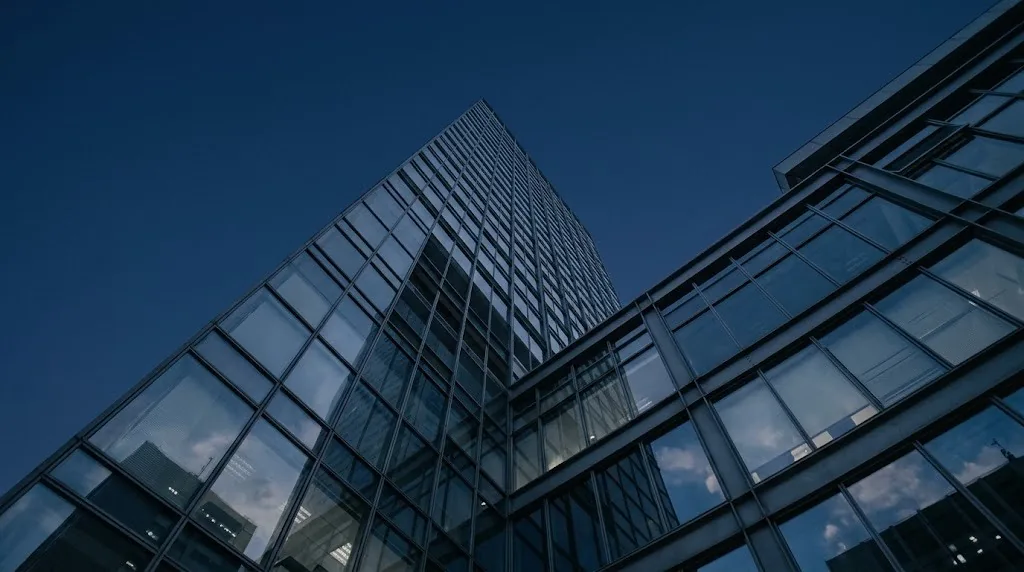 Fachada de vidro de torre corporativa em São Paulo, sede da Wiser Avaliações