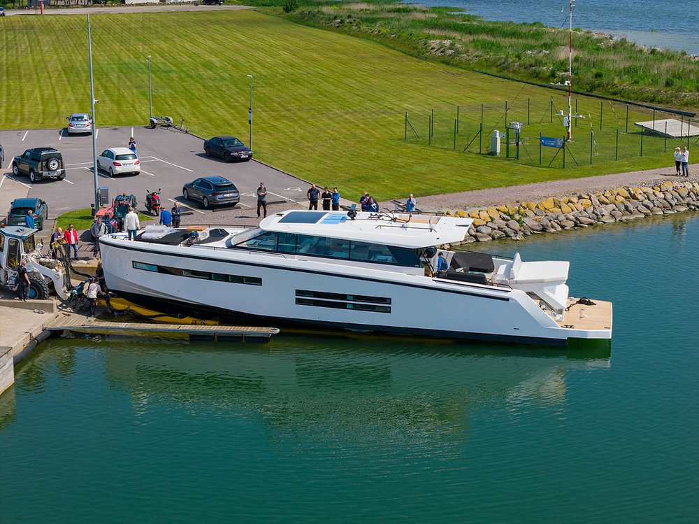 Täna veeskasime uhiuue Delta 72. Suured tänud Luksusjahi tublidele naistele ja meestele, kes on andnud oma suure panuse aluse valmimisel! Pildil on vaid osa kog