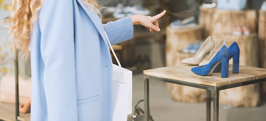 女孩在櫥窗正面