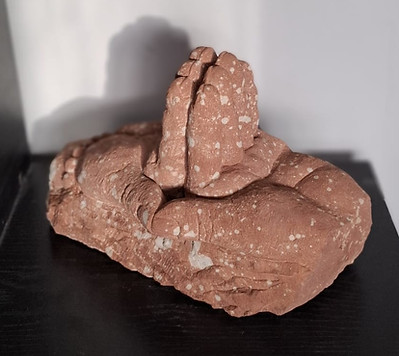 mudras-divinité-interieur-sculpture-pierre-main-grès.jpeg