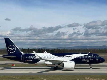 Lufthansa A320 neo in 100 Jahre "Super-Kranich" Jubiläums Lackierung am Flughafen Frankfurt