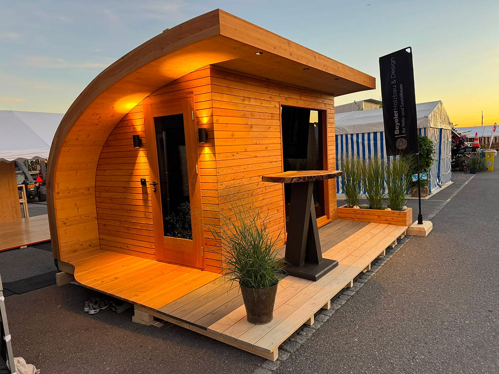 Sauna nachts mit Beleuchtung