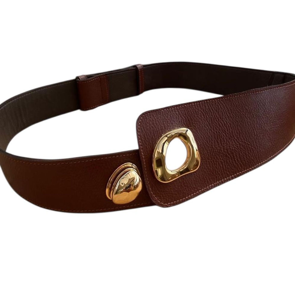 Vista aérea de bolsa de couro azul petróleo sobre mesa de madeira com folhas secas