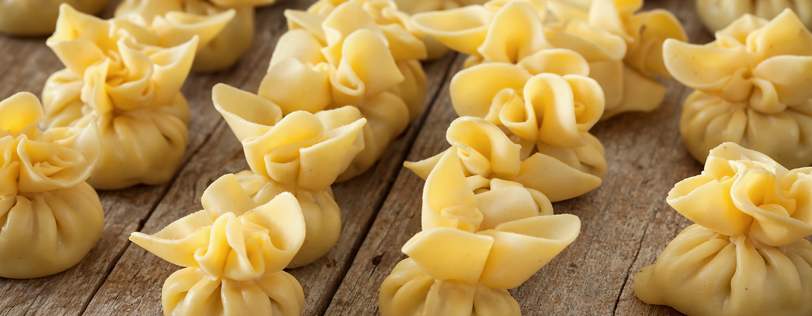 Tortellinis frais sur bois rustique.png
