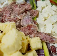 Platou cu felii de salam, branza feta, cascaval si ceapa verde la max international rasnov