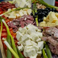 Platou cu branzeturi, salam, masline negre, rosii si ceapa verde