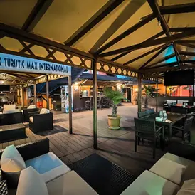 Terasa acoperita cu mobilier din ratan si bar la Max International Rasnov