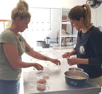 volunteers and students preparing food