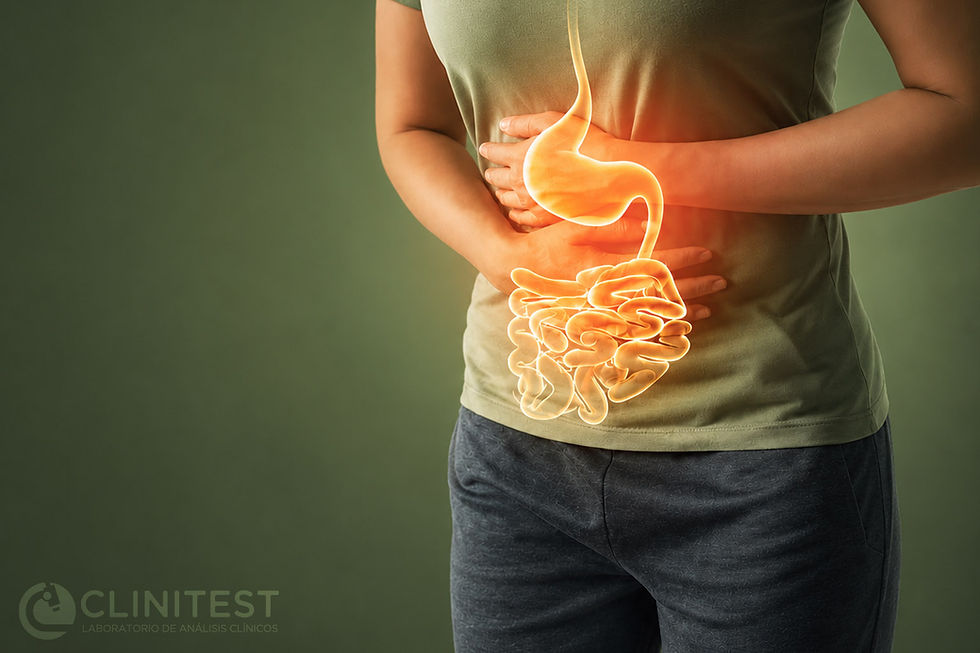 Una persona con molestias digestivas