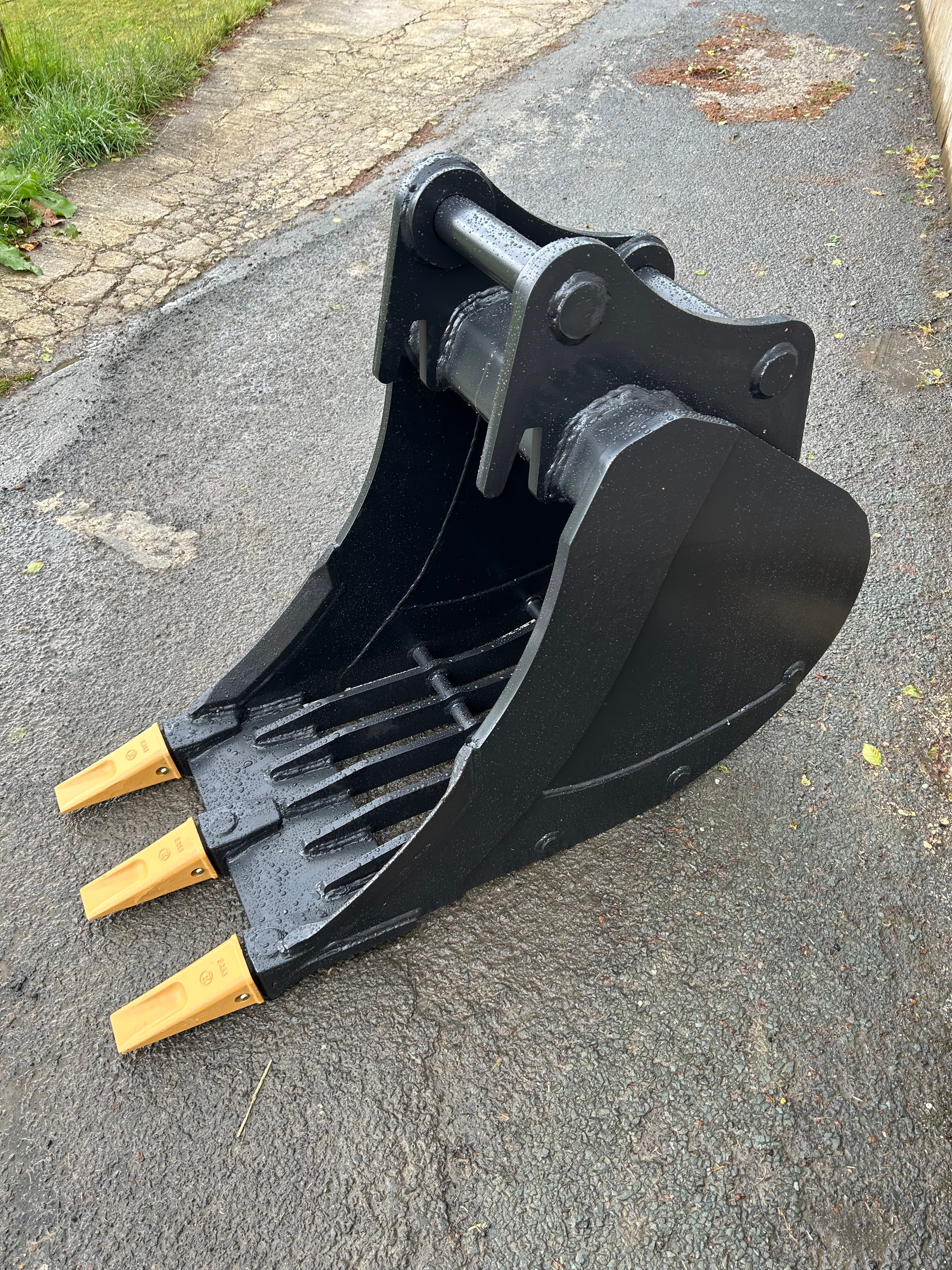 13/14 ton 2ft Riddle bucket / Crusher 24inch