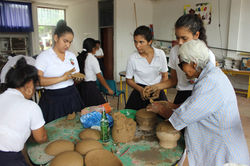 Mujeres moldeando recuerdos.