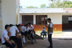 Mujeres Moldeando recuerdos.