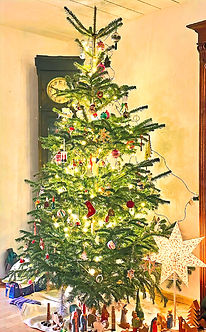 Our Christmas market dreams in Bavaria started with grand visions. First, a snowstorm derailed our plans to visit the legendary Nuremberg Christkindlesmarkt. However, we found an excellent alternative in Augsburg with a delightful Christmas market. We spent hours wandering around, taking in all the sights, sampling plump sausages, and drinking a few hot Glühweins to keep us warm. We left feeling full of Christmas spirit and fully prepared for the holiday season!