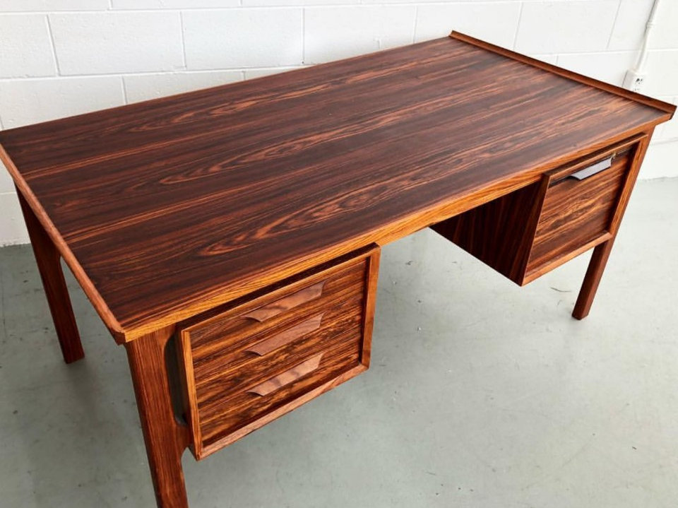 Fabulous rosewood desk, amazing details and woodgrains bananalab