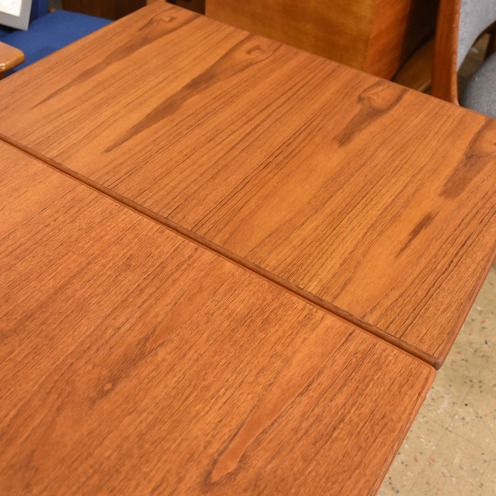 섬네일: Danish Mid-Century Modern Teak Dining Table with 2 Leaves