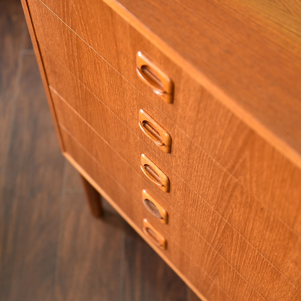 섬네일: Cute sized Danish teak dresser