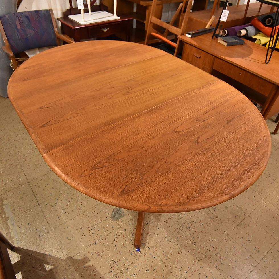 섬네일: Mid-Century Modern Teak Dining Table with 2 Leaves