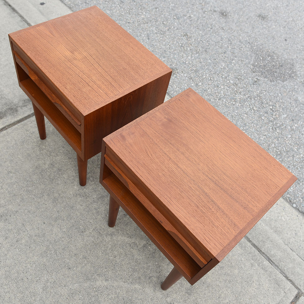 섬네일: Pair of Vintage Mid Century Modern Teak Side Tables