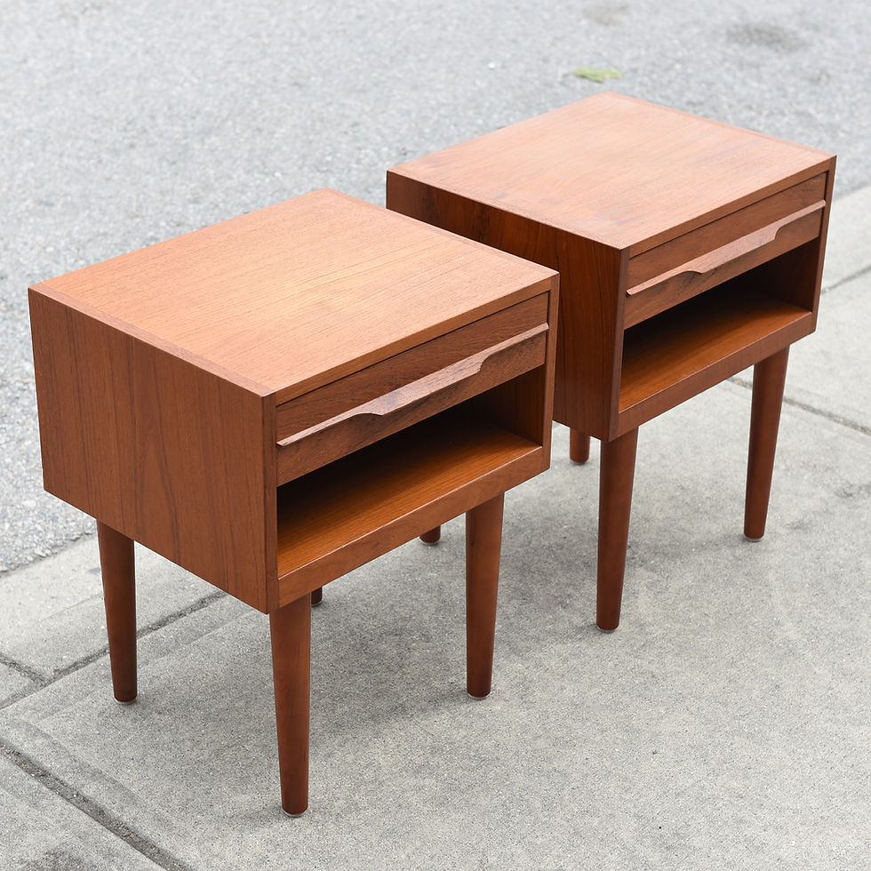 섬네일: Pair of Vintage Mid Century Modern Teak Side Tables