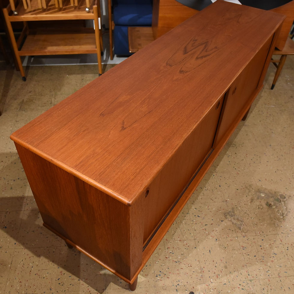 섬네일: Mid-Century Modern Teak Credenza / Sideboard