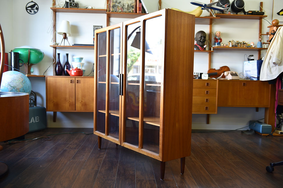 섬네일: Amazing quality, design Ib Kofod Larsen's glass cabinet