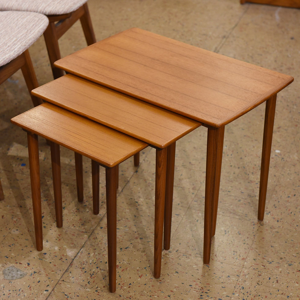 섬네일: Adorable Danish Modern Teak Nesting Tables
