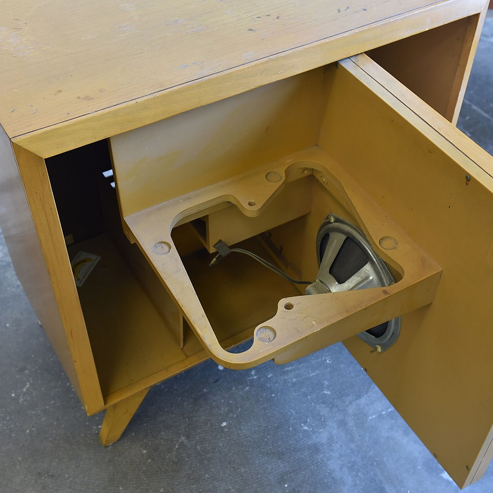 섬네일: Vintage Westinghouse Radio Cabinet