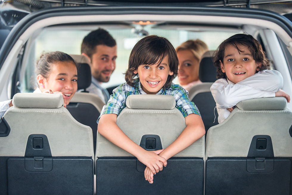 Familia sonriendo desde un vehículo