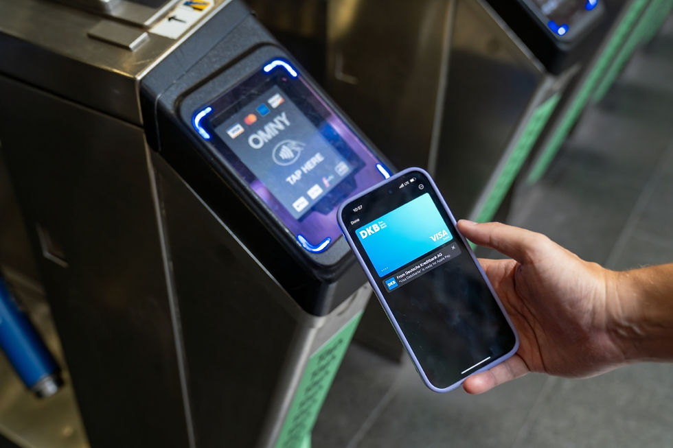 handy und ein omny lesegerät am subwayeingang