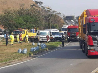 Moradores saqueiam botijões de gás caídos de caminhão na Dutra em Guaratinguetá