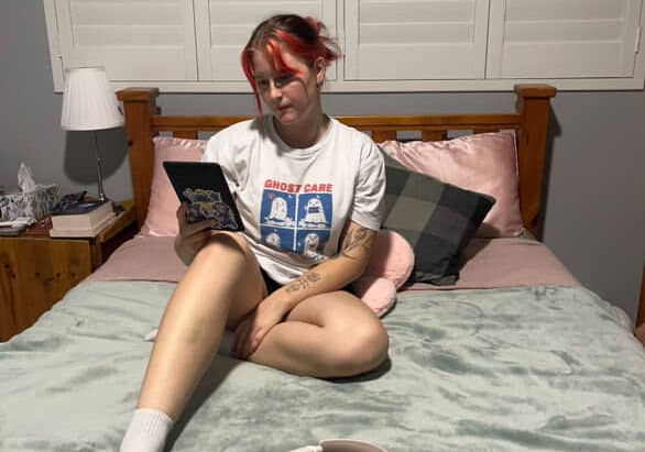 "Hate to say it, but I'm kind of a nerd": Vlogging and Reading Passions with Samantha Newton