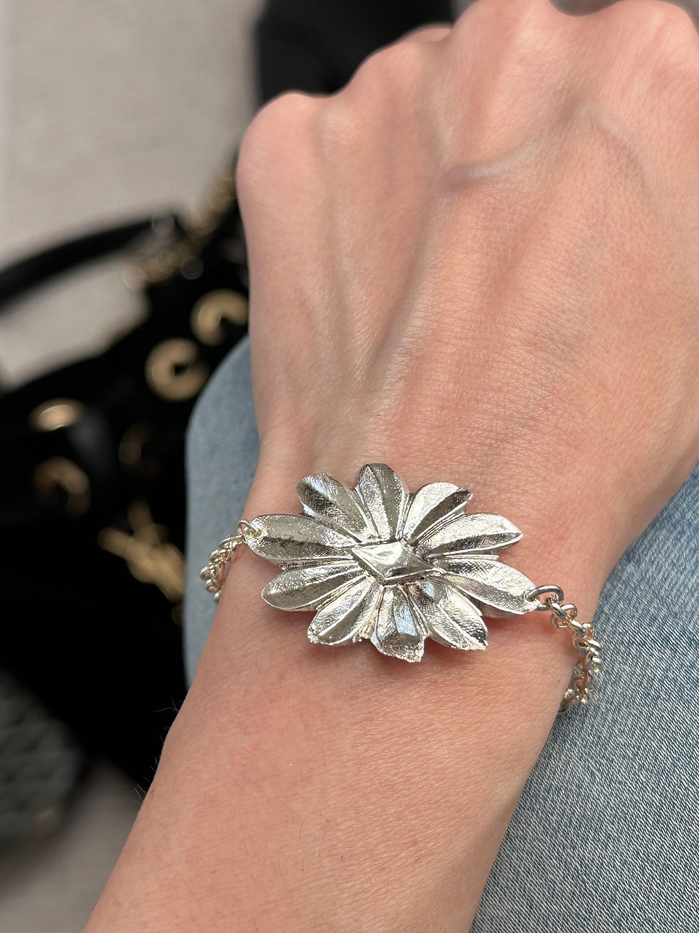 Thumbnail:  Bracelet fleur ancienne 